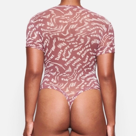 SKIMS Mesh bodysuit Raspberry Swirl medium NWT - Picture 2 of 8